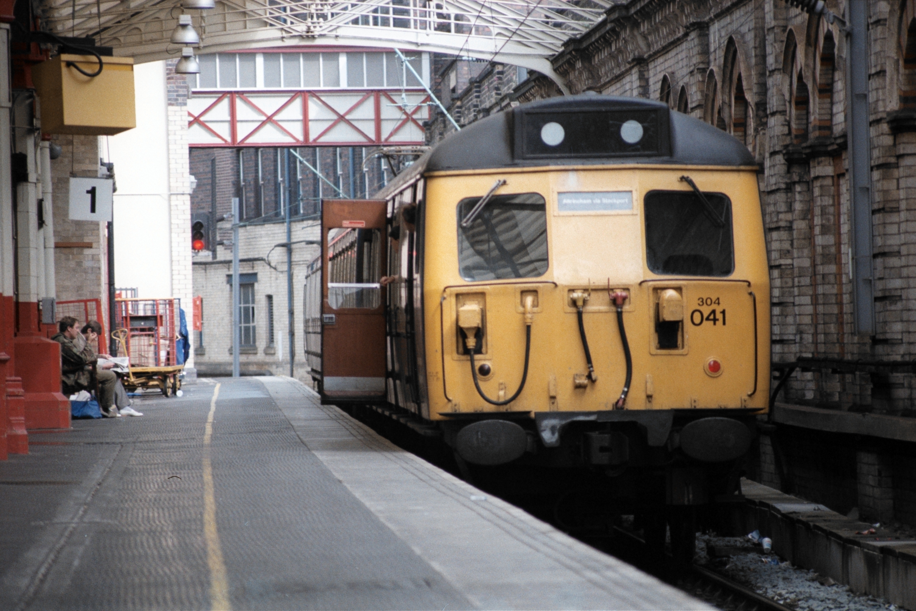 [
304041 at platform 1 at Crewe with the 10:52 to Altrincham on 14 August 1986.
        ]