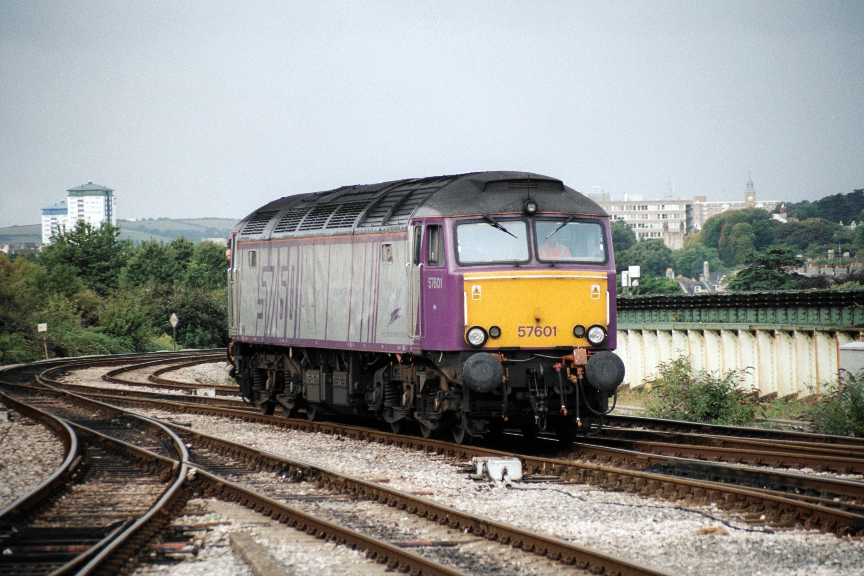 [
57601 running round at Plymouth.  Friday 31 August 2001.
        ]