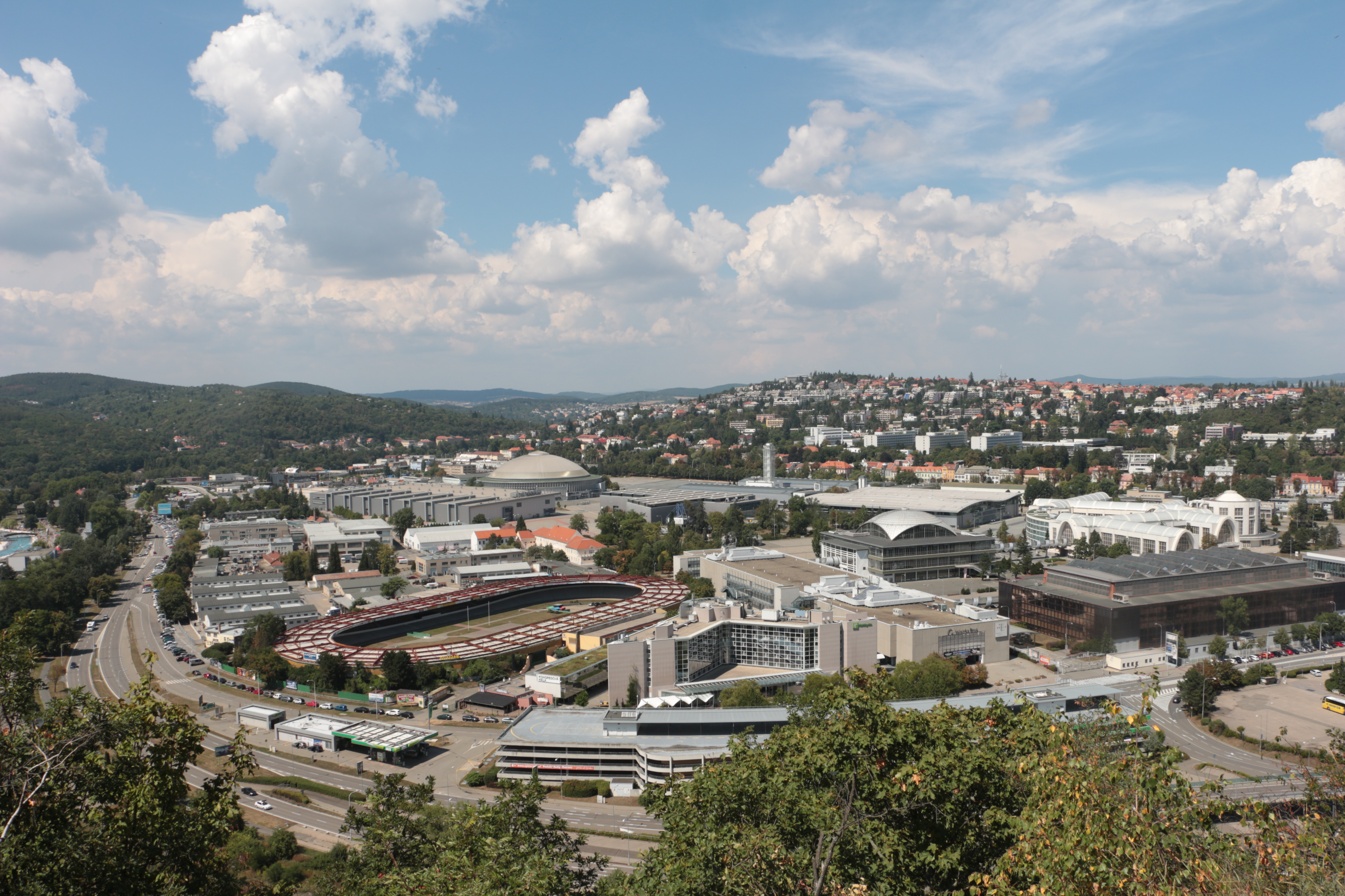 [
View from Mahenova str&aacute;&ncaron;, Brno.  28 July 2018.
        ]