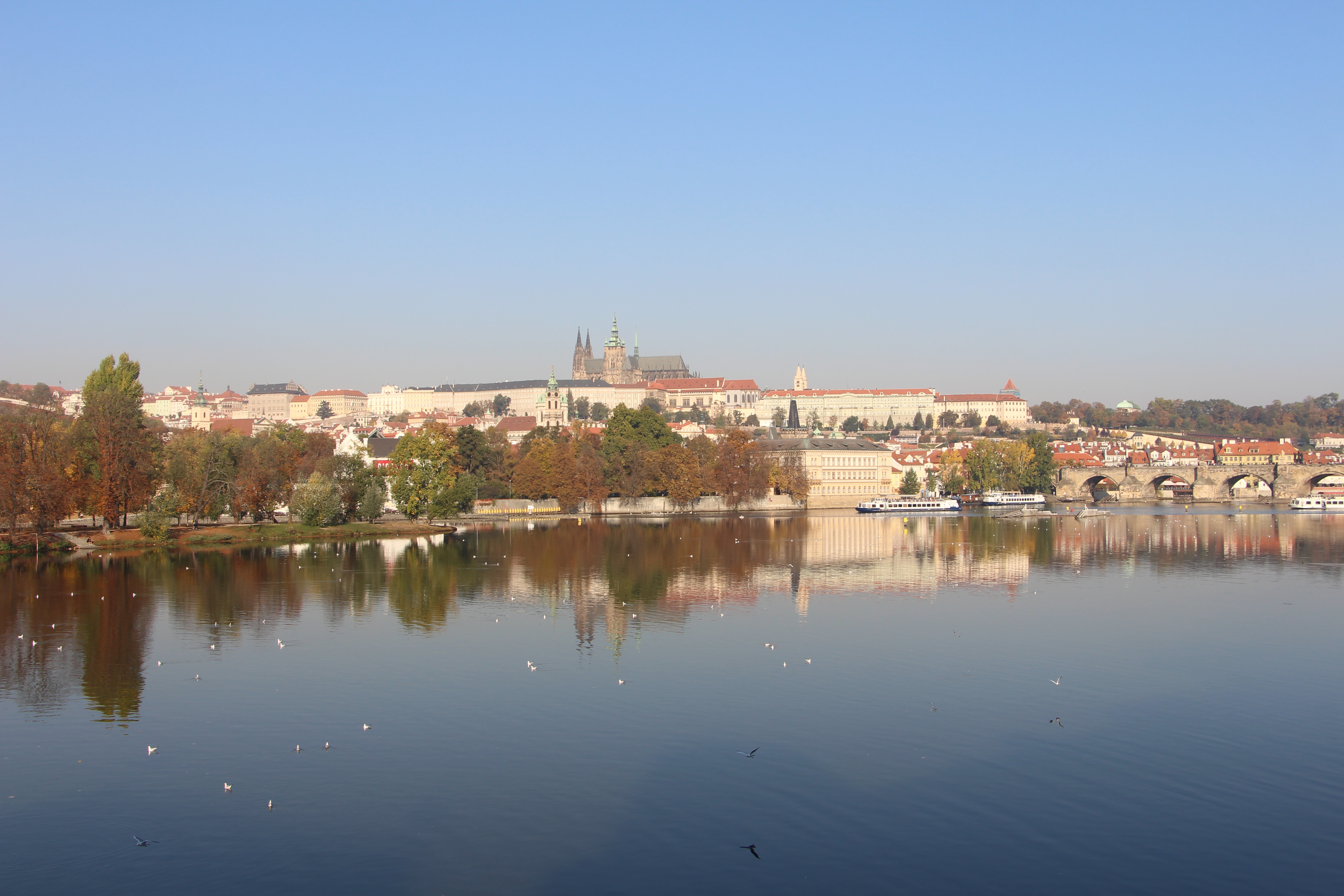 [
Pražsk&yacute; hrad a &rcaron;eka Vltava, Praha.  14 October 2018.
        ]