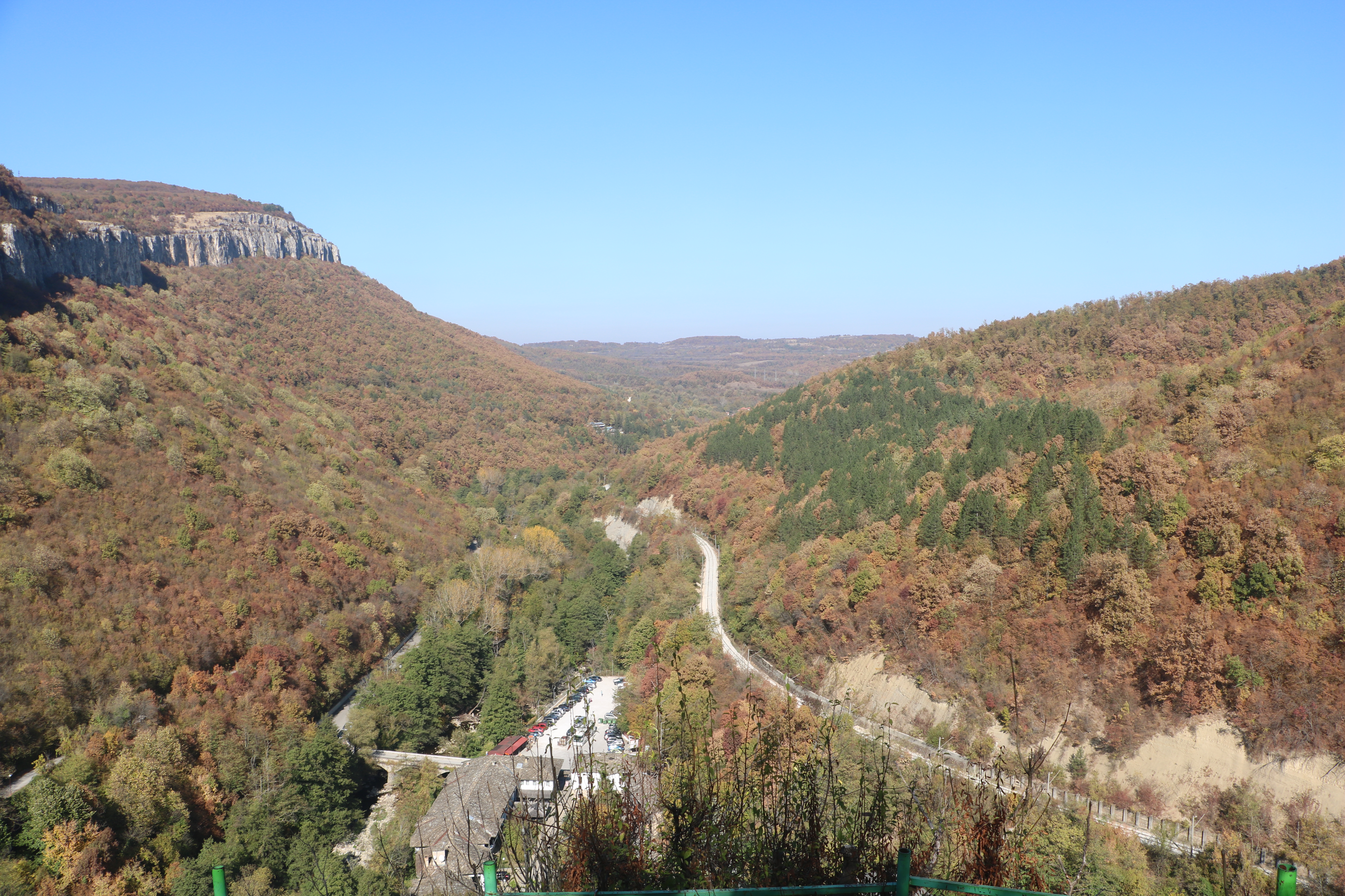 [
Scenery near Дряновски Манастир / Dryanovsky Monastery.  27 October 2019.
        ]